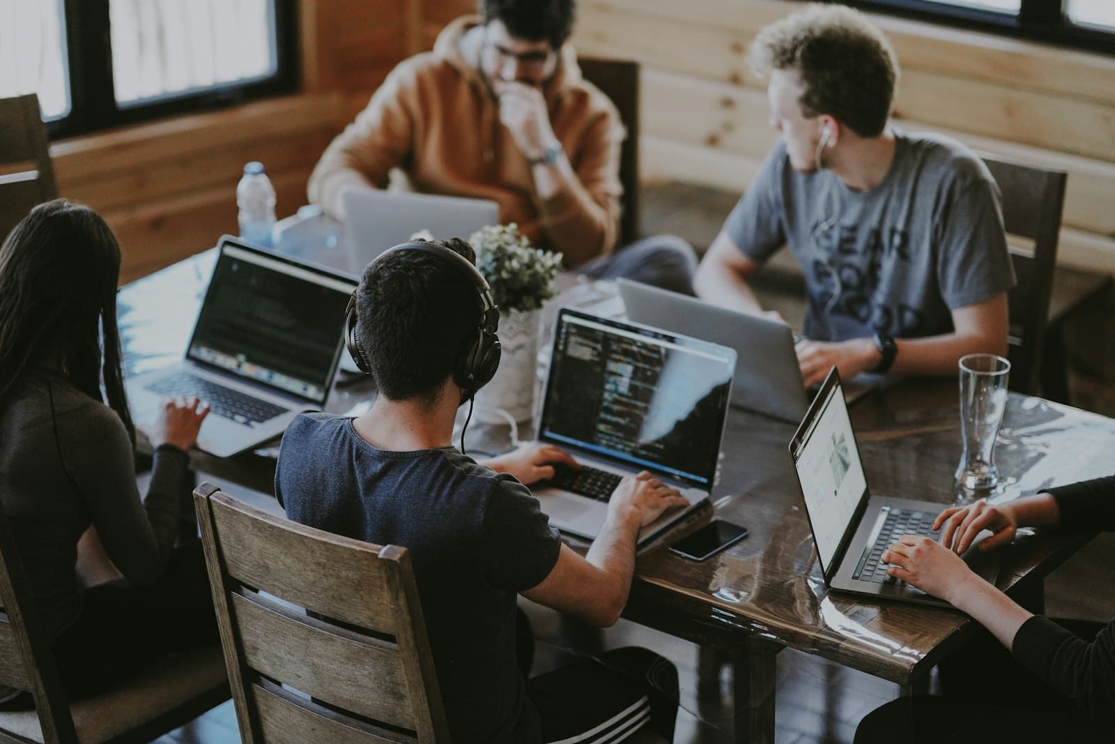 EASIEVE consultants collaborating with a client team